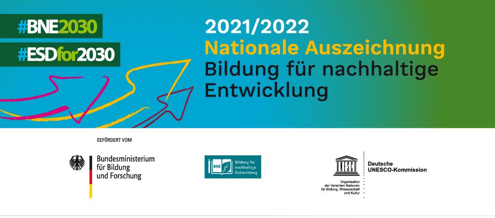 BNE_Auszeichnung_202122 Bild der Nationalen Auszeichnung "Bildung für nachhaltige Entwicklung" für das Jahr 2021/2022. Preisverleihung wird vom Bundesministerium für Bildung und Forschung, dem BNE-Portal und der Deutschen UNESCO-Kommission gefördert.