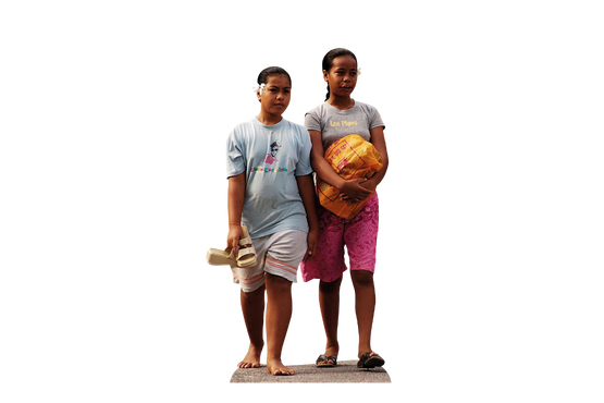 Klimafluchtfigur Kiribati, zwei junge Frauen mit ihrer Kleidung in der Hand, eine junge Frau hat eine Blume im Haar.